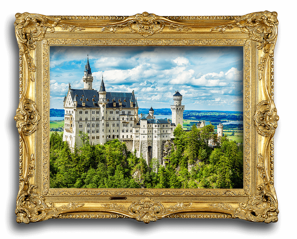 Schloss Neuschwanstein als Ansicht in einem goldenen Rahmen