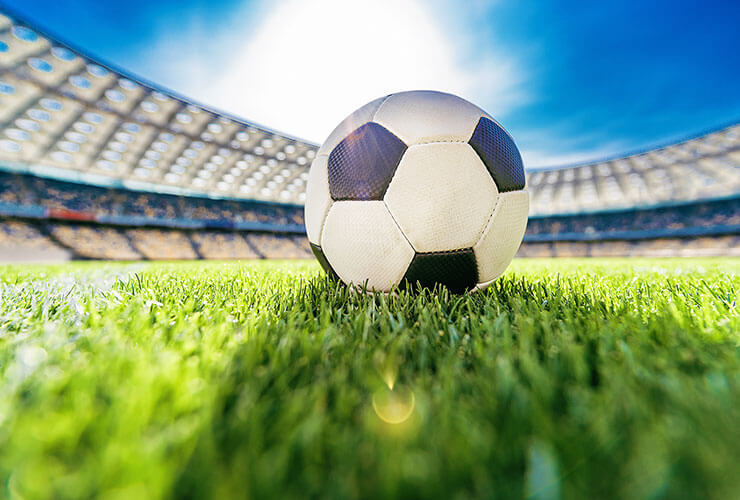 Anstoß zur neuen Bundesliga-Saison 2023 / 2024 — ein Ball in Nahaufnahme auf dem «Grün» eines Fußballstadions