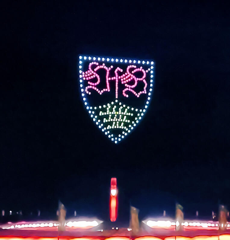 Aufnahme des Olympiastadions bei Nacht, darüber Drohnenformation mit dem Wappen des VfB Stuttgart – als symbolisches Siegesbild.