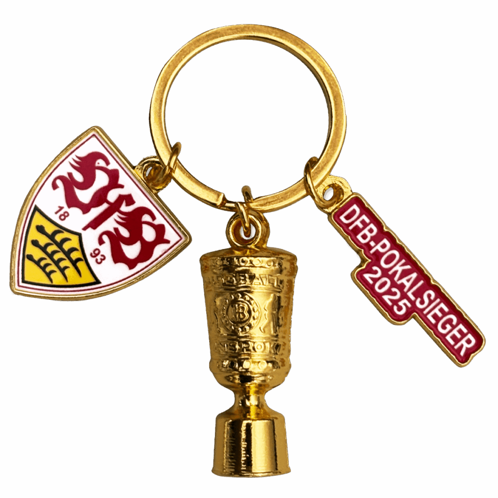 Der Fanartikel zum DFB-Pokalsieg 2025: Ein Schlüsselanhänger mit goldenem Pokal, Vereinswappen und Schriftzug-Charm am Schlüsselring. Das Fanprodukt für den VfB Stuttgart wurde zuvor unter Zeitdruck von Tobias Rahm produziert.