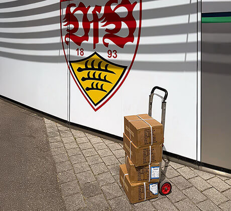 Auslieferung von Metall-Souvenirartikeln für den UEFA-Pokal 2025 am Stadion des VfB Stuttgart